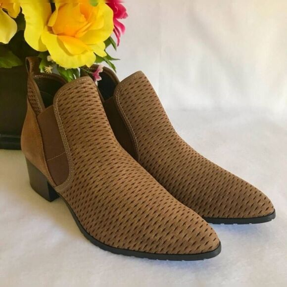 Donald Pliner Darla Brown Suede Perforated Western Chelsea Ankle Boots Booties 6 - Picture 5 of 10